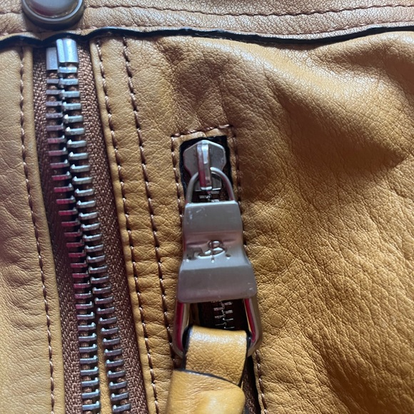 B Makowsky Shoulder Bag - Picture 6 of 9